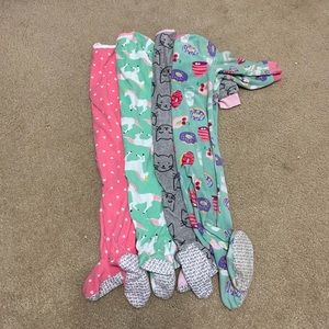 4 pairs of Carter fleece footed pajamas for girls. 24months. Great condition.